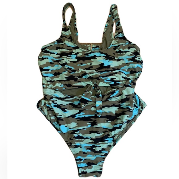 💛 No Boundaries Plus Size 2X (19-21) Camo Cut-Out One-Piece Swimsuit - Picture 1 of 8